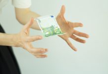 persoon die geld pakt