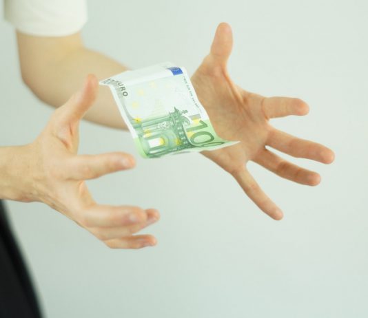 persoon die geld pakt